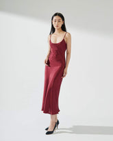 Robe nuisette en soie coupée en biais avec détails noués dans le dos et bretelles spaghetti pour des occasions élégantes
